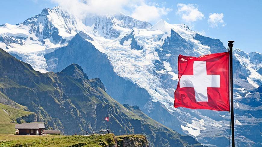 Montagne suisse avec drapeau Cap Fusion Agence Evènementiel 