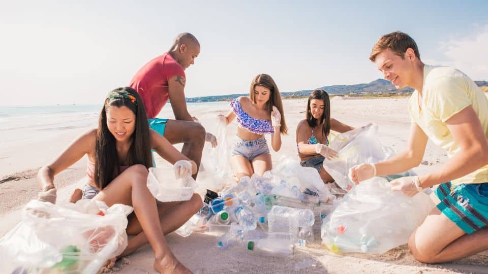 Ramassage plage - 8 conseils pour organiser un séminaire éco-responsable - Agence Evènementiel Cap Fusion