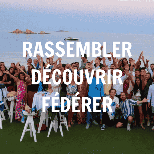 SEMINAIRE INCENTIVE MICE VOYAGE Groupe de personnes célébrant ensemble.